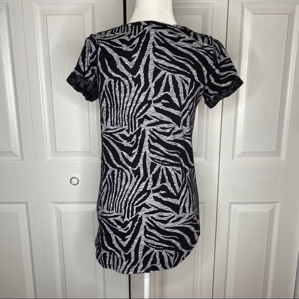 🔥SOLD🔥 Zebra Striped T-Shirt Black Gray Large - Picture 5 of 16